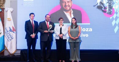 AmCham otorga el Gran Premio Eduardo Illescas a Rodolfo Mendoza por su lucha contra la piratería
