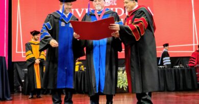 Steve Moore recibe el Honoris Causa de la USPG ante una nueva generación de profesionales